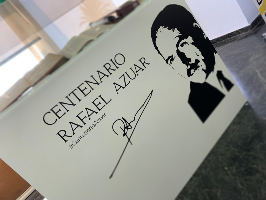 Vitrina rotulada con vinilo de corte